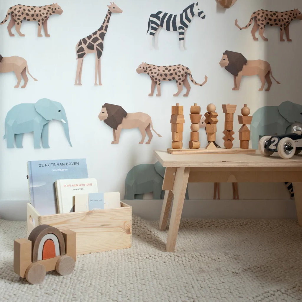 Safari dieren behang met olifanten, leeuwen, giraffen en zebra's voor kinderkamers.