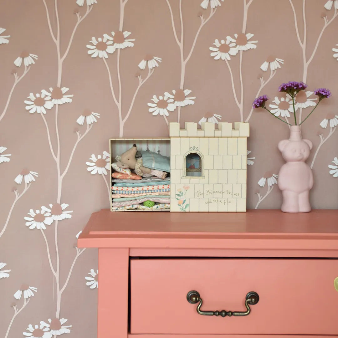 behang met kamille bloemen voor meisjeskamers en babykamers
