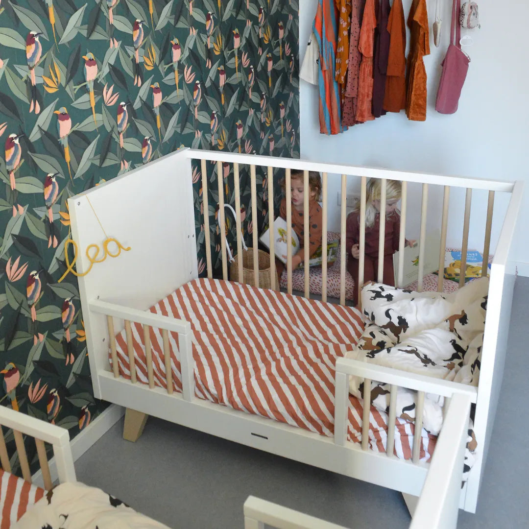 Bladeren behang met vogels voor babykamers of kinderkamers