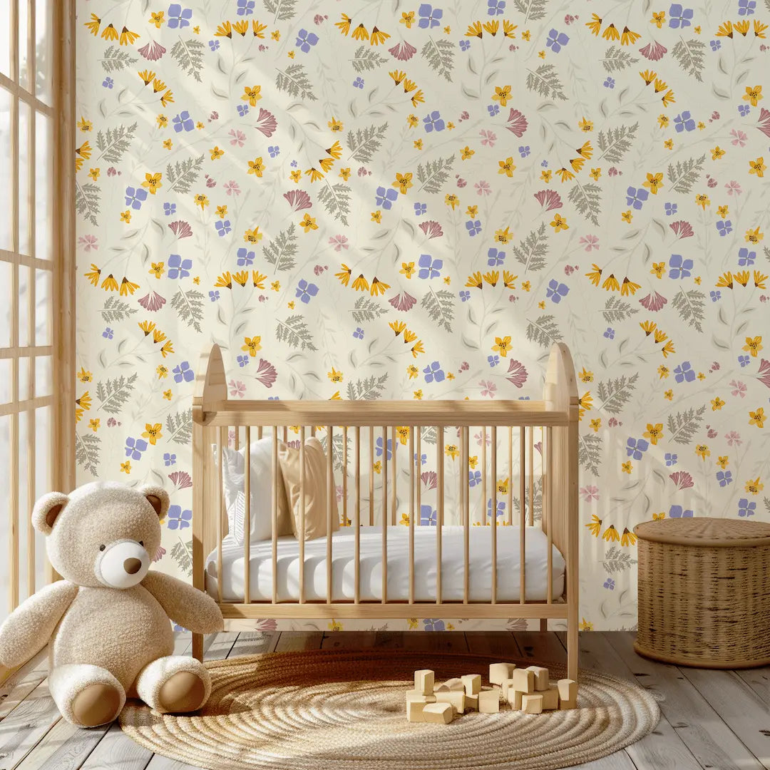bloemen behang in babykamer