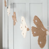 Slinger met vilten vogeltjes voor baby en kinderkamer