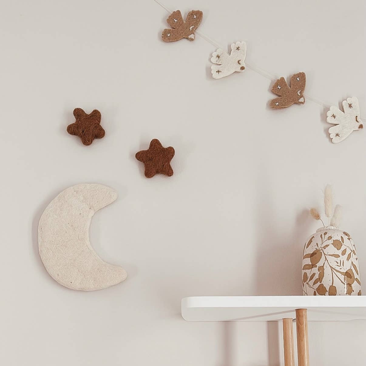 Vilten slinger met vogeltjes voor de baby- en kinderkamer