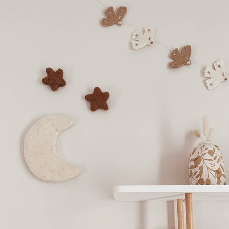 Vilten slinger met vogeltjes voor de baby- en kinderkamer