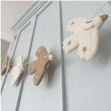Vilten wandhanger handgemaakt voor babykamer en kinderkamer. Vogel van vilt.