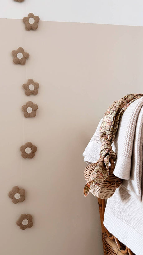 wandhanger slinger met bloemen van vilt voor baby en kinderkamer