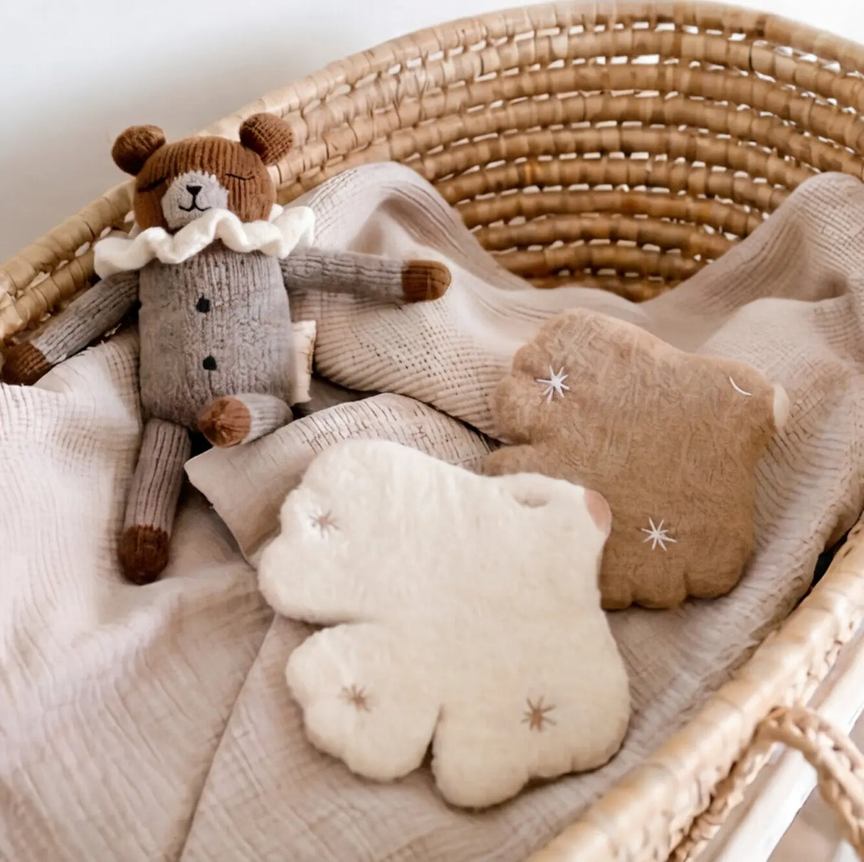 Vilten wandhanger handgemaakt voor babykamer en kinderkamer. Vogel van vilt.
