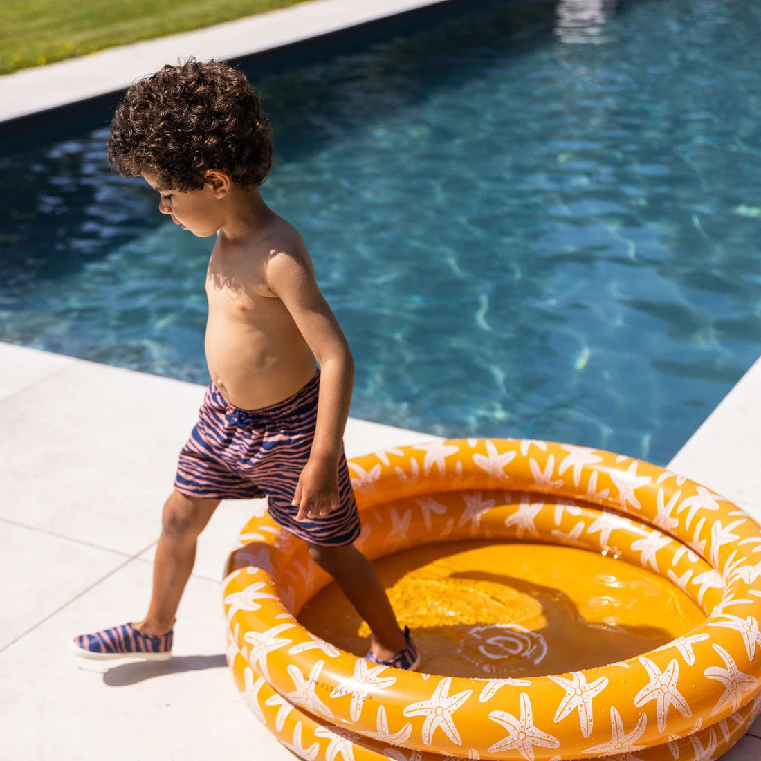 Zwembad van Swim Essentials met zeesterren