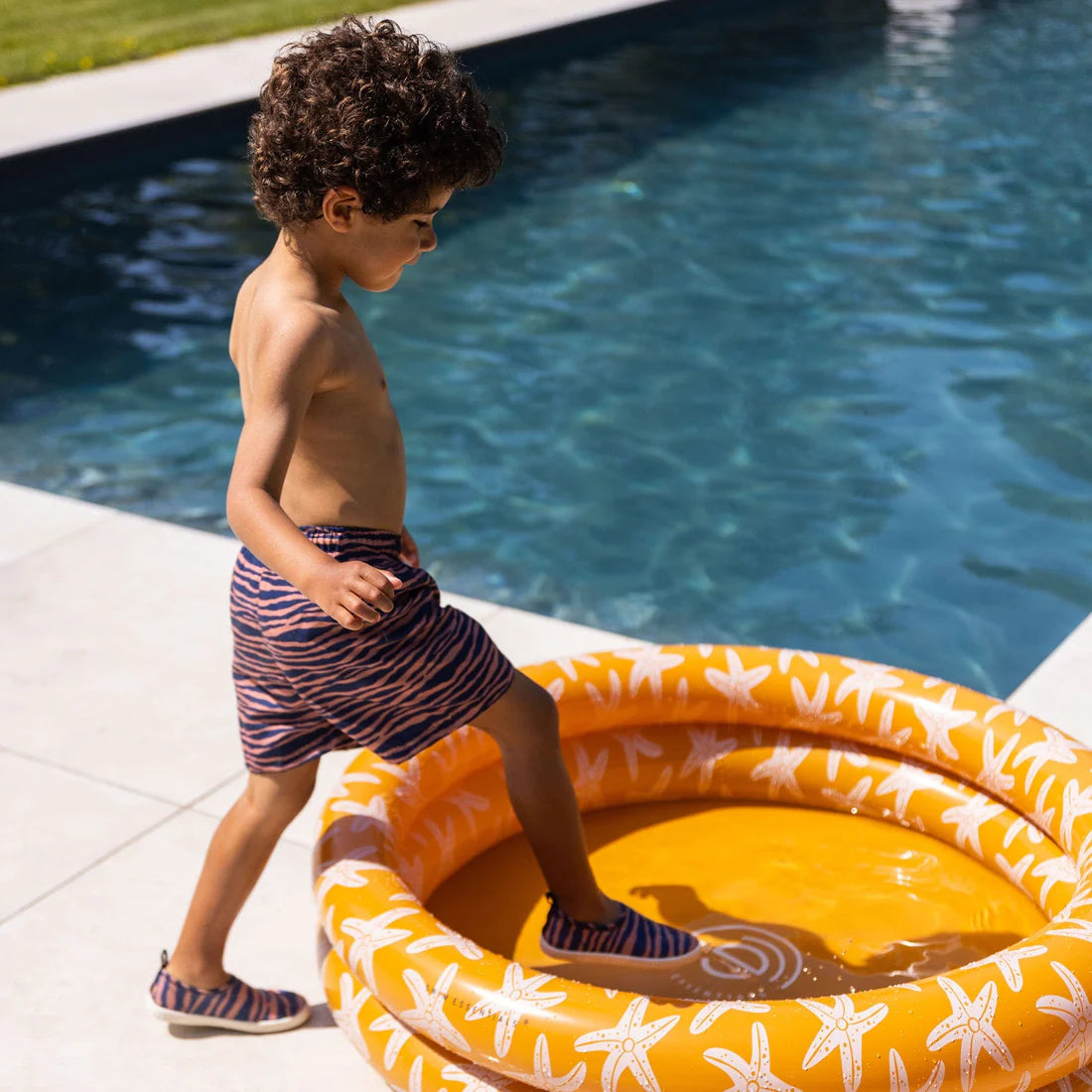 Zwembad van Swim Essentials met zeesterren