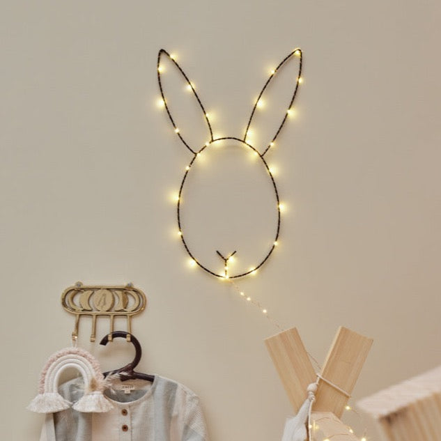 Studio Vraco wand lamp in de vorm van een konijn. Deze bunny is verkrijgbaar met rechtopstaande oren of met een hangende oor. Handgemaakt door een familiebedrijf in Bosnië.