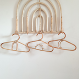 Rotan kinder kledinghanger met regenboog