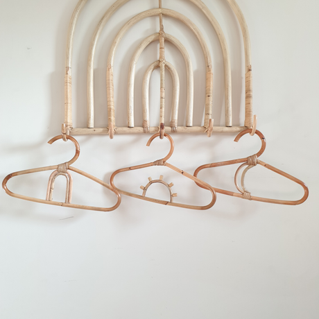 Rotan kinder kledinghanger met regenboog
