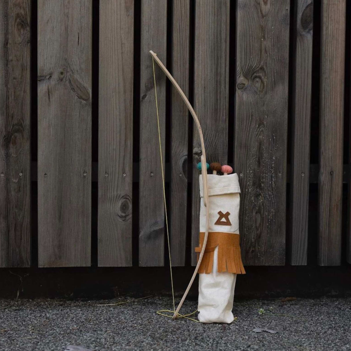Pijl en boog van duurzaam hout en zachte punten. In een katoenen zag met een bijpassende target vlag