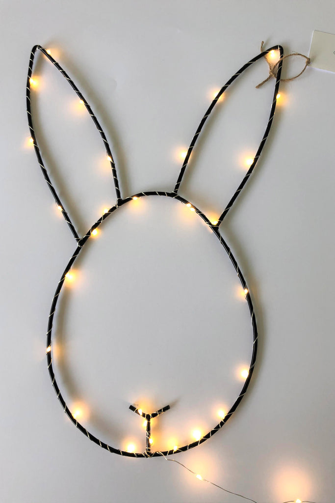 Studio Vraco wand lamp in de vorm van een konijn. Deze bunny is verkrijgbaar met rechtopstaande oren of met een hangende oor. Handgemaakt door een familiebedrijf in Bosnië.