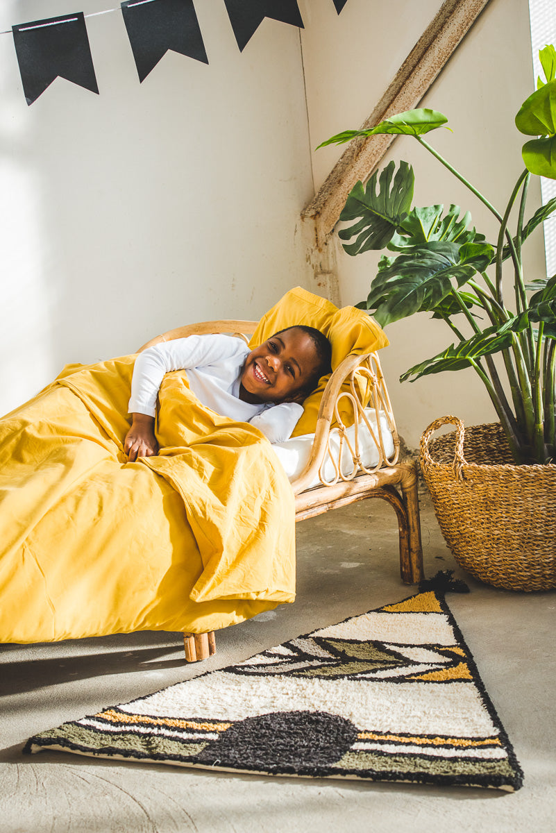 Stoer vloerkleed in de vorm van een tipi van het Nederlandse merk Petit Tapis met een leuk pom pom detail