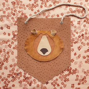Leren muurhanger met berenkopvan Atelier Ovive