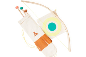 Pijl en boog van duurzaam hout en zachte punten. In een katoenen zag met een bijpassende target vlag