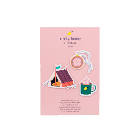 Sticky Lemon x Novesta patches van een tent, kompas en mok chocolademelk voor kinderen